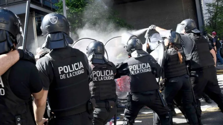 Dos detenidos durante la protesta de organizaciones sociales contra el ajuste