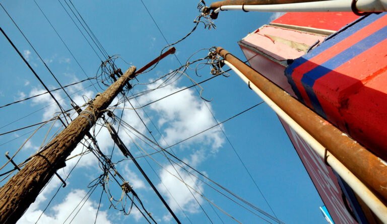 El Gobierno decreta la «emergencia» del sector eléctrico y dispone la revisión tarifaria: habrá más aumentos