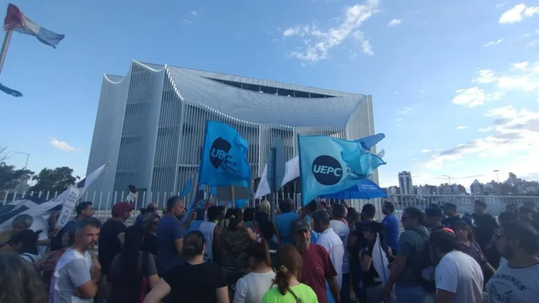 Tras la aprobación de las subas en aportes, estatales paran y movilizan este jueves
