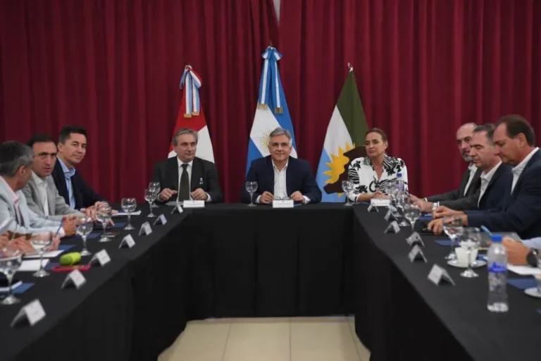 En Cruz del Eje, Llaryora encabezó una reunión de gabinete y anunció $3.800 millones en obras