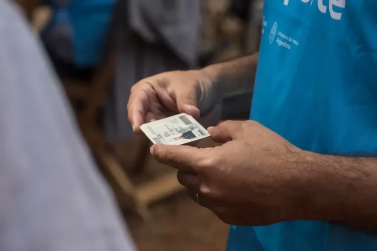 El Renaper lanza el nuevo DNI, que usará un chip y un código QR para su validación.