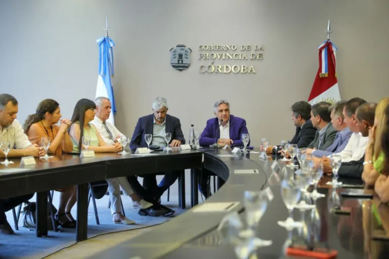 Llaryora se reunió con los directores y subdirectores de los hospitales provinciales