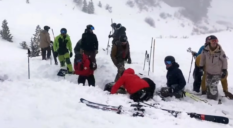 Un fallecido y tres heridos tras una feroz avalancha en un centro de esquí