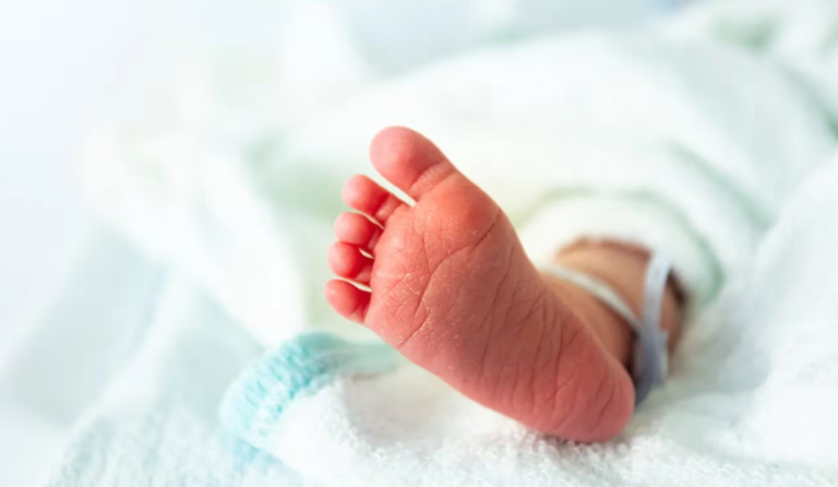 Horror en Serbia: una beba murió luego de que un médico saltara sobre la panza de la madre durante el parto