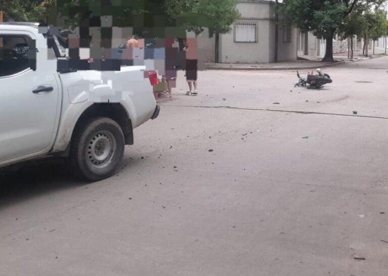Joven herido tras el choque de un auto y una moto