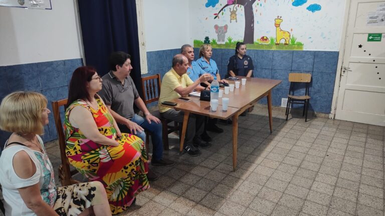 Autoridades policiales se reunieron con vecinos de barrio Sarmiento