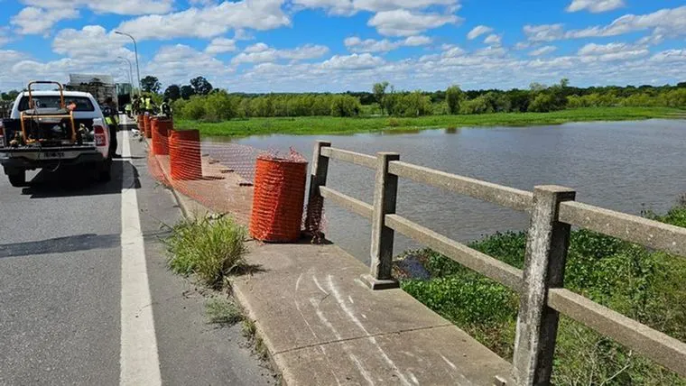 Encontraron sin vida al camionero cordobés que volcó y cayó a un arroyo en Santa Fe