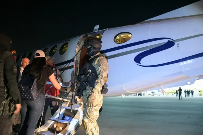 La esposa del narco Fito Macías, deportada desde Argentina, fue liberada a pocas horas de llegar a Ecuador