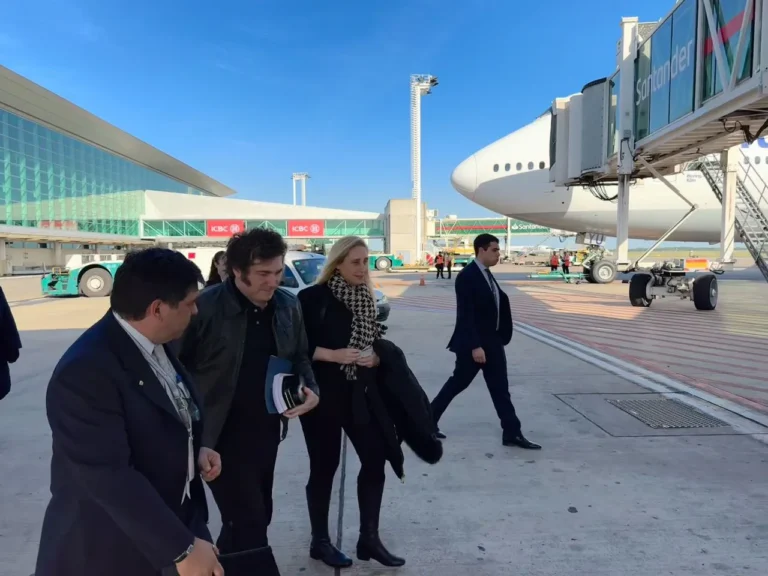 Milei emprende el retorno al país desde Davos tras participar en el Foro Económico Mundial