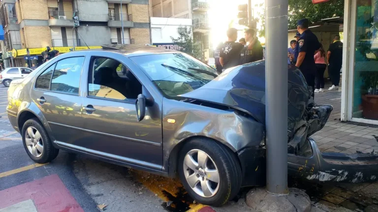 Fuerte choque en el Centro: cruzó el semáforo en rojo, embistió a un taxi y quedó incrustado en un poste