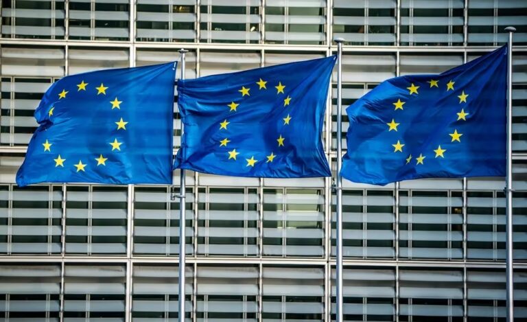 Un millar de tractores bloquean Bruselas para reclamar apoyos mientras se reúnen los líderes de la UE