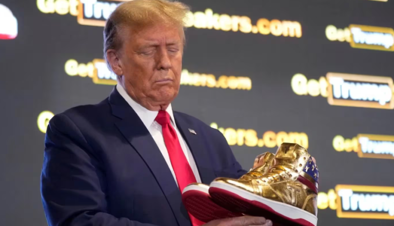 Trump lanzó su propia marca de zapatillas tras recibir una millonaria multa de un juez: “Nunca te rindas”