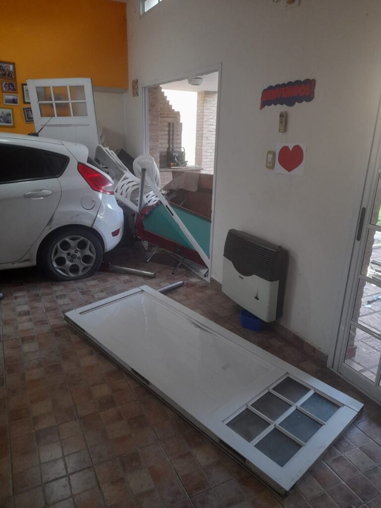 Chocaron dos autos y uno se incrustó en una casa