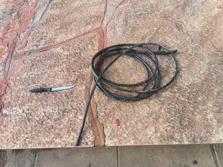 Robaba cables de un camión y lo detuvieron