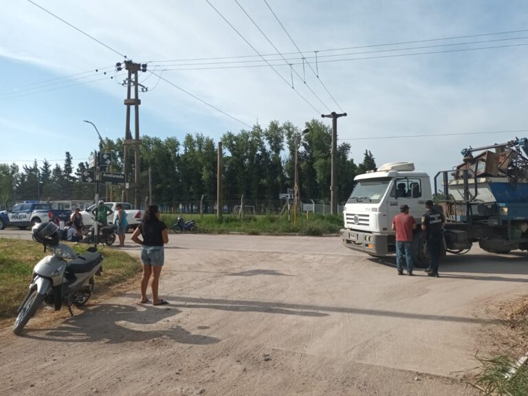 Mujer herida tras el choque de una moto y un camión