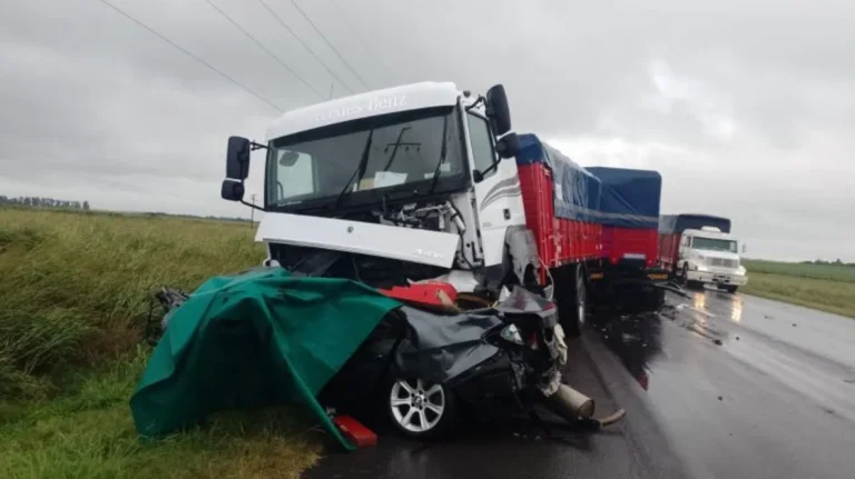 Dos muertos tras el choque frontal de un BMW y un camión en la ruta Nacional 158