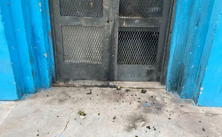 Atacaron una comisaría en Ciudad de mis Sueños con una bomba molotov
