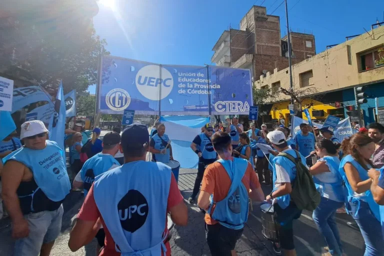 Docentes manifestaron frente a la Legislatura de Córdoba por reclamos salariales