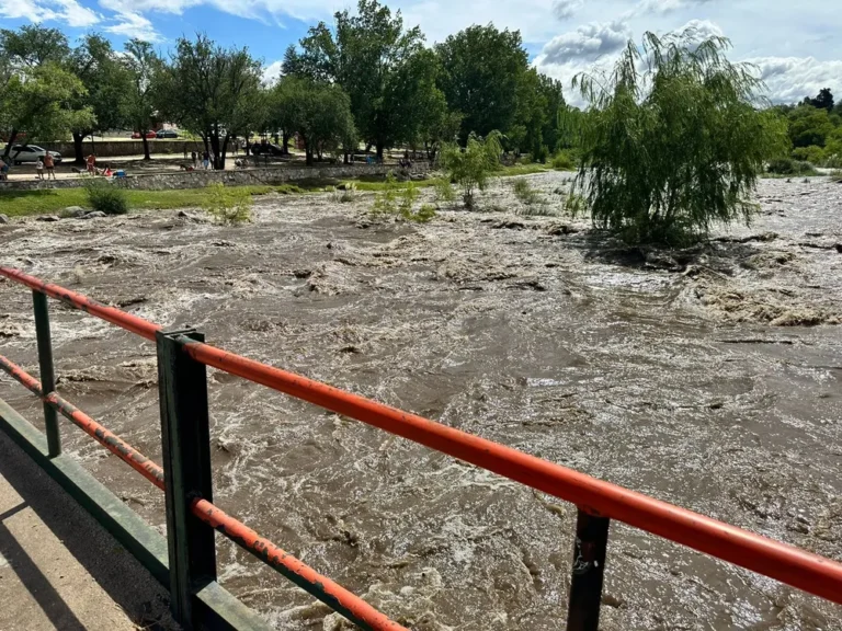 Tras las lluvias, ingresó una creciente de 3,5 metros en el río San Antonio
