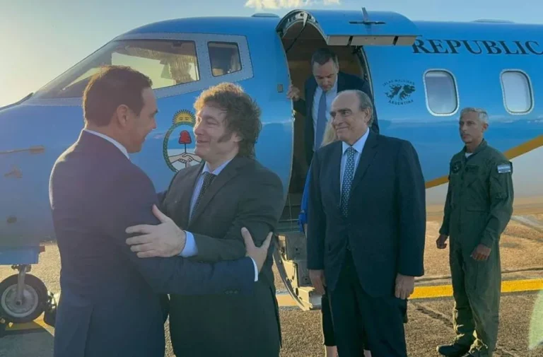 Milei llegó a Corrientes para participar de acto por el aniversario de club libertario