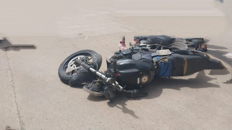 Choque entre una moto y un auto en barrio Cottolengo dejó un herido grave