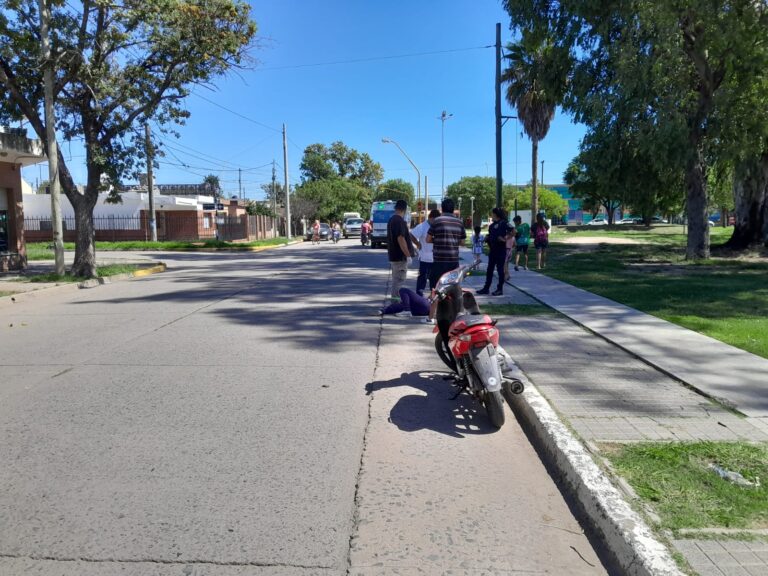 Una mujer resultó herida tras el choque de dos motos en barrio Parque