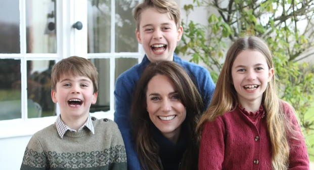  Kate Middleton admitió haber retocado la foto junto a sus hijos y tuvo una reacción inesperada