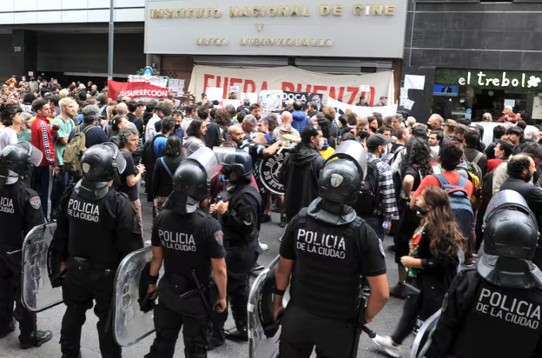 La Policía reprimió durante el acto en defensa del Incaa frente al Cine Gaumont