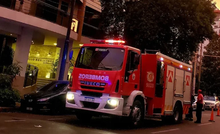 Incendio en Nueva Córdoba: dos estudiantes se arrojaron al vacío para escapar y uno murió