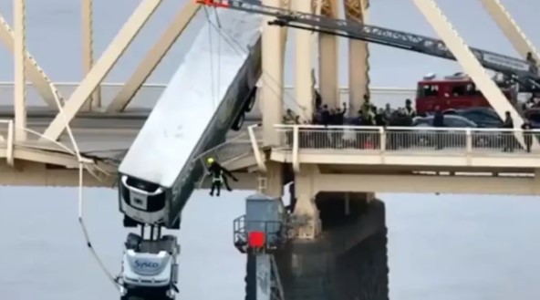 Video: el peligroso rescate de un camión que quedó colgando de un puente tras un choque.