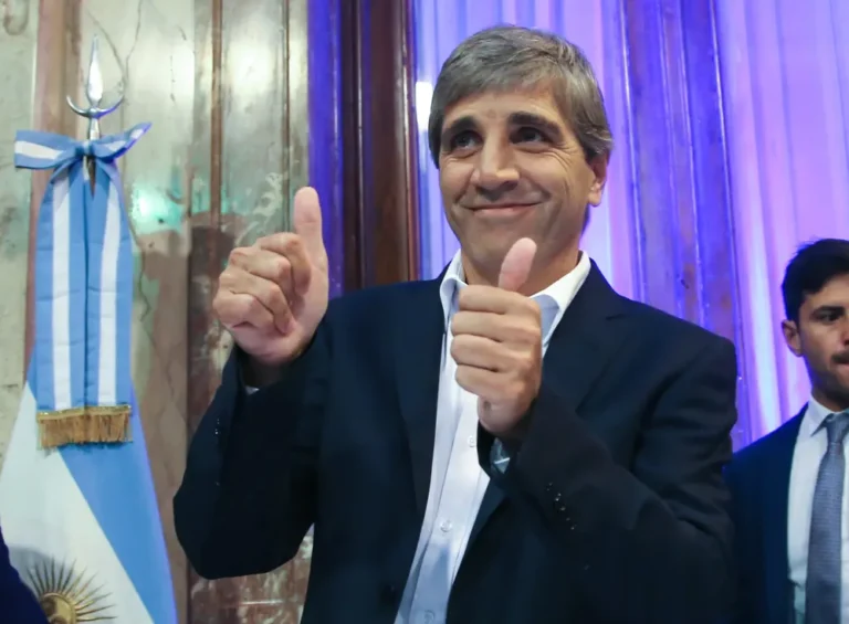 Oficial: Milei delegó en Luis Caputo el control de todos los fondos fiduciarios.