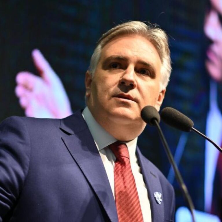 Llaryora dijo que es «un error» restituir el Impuesto a las Ganancias: “Un plan fiscal sin un plan productivo se cae”.