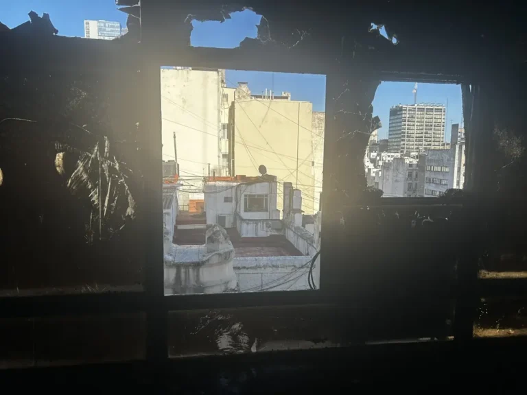 Un incendio generó daños materiales totales en la redacción de la Revista Anfibia.