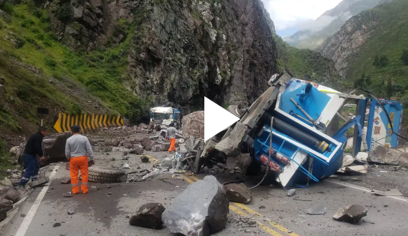 Una avalancha de piedras cayó sobre una ruta de Perú y aplastó a dos camiones.