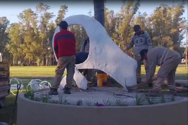 Repudio al municipio de Marcos Juárez tras retirar una obra en homenaje a Madres y Abuelas