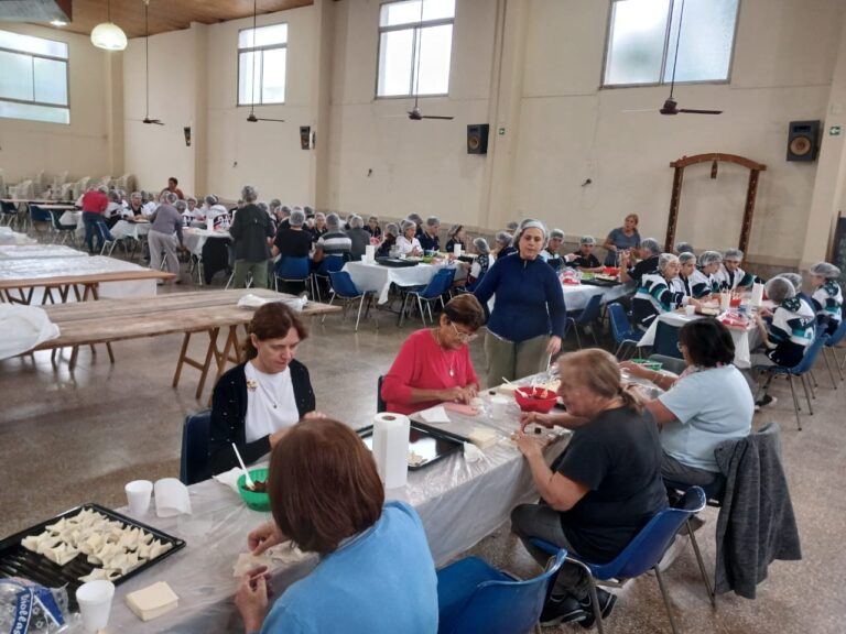 Alumnos de Hermanos Maristas colaboraron en la tradicional venta de pastelitos de la Parroquia Cristo Rey