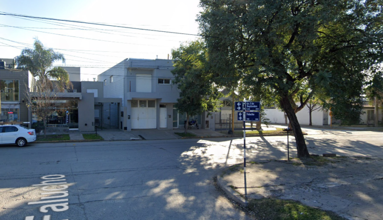 Un hombre se descompensó mientras conducia y se estrelló contra una vivienda