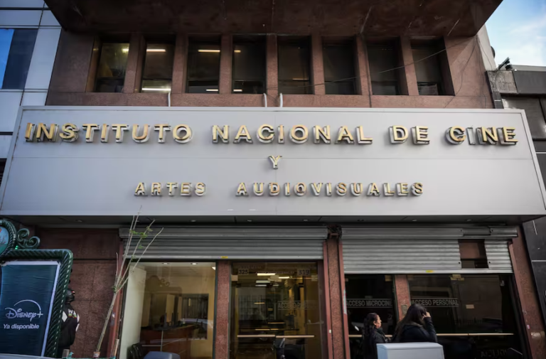 Ajuste al cine: el Gobierno cierra las puertas del INCAA y licencia a sus trabajadores