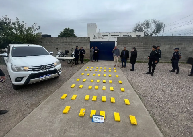Conductor de una camioneta fue detenido por evadir control y le encuentran 48 kg de cocaína