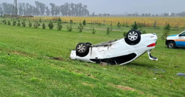 Grave accidente en Ruta 9: Vuelco y colisión contra poste de alumbrado