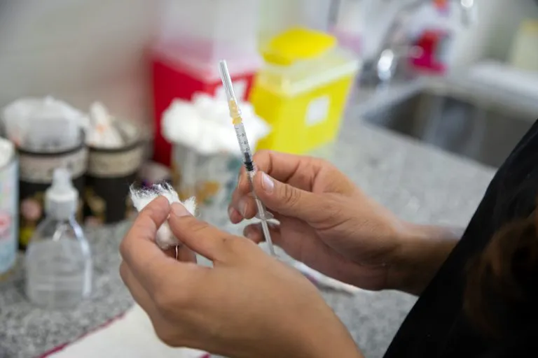 Desde este lunes, se amplía la vacunación antigripal a todos los grupos de riesgo