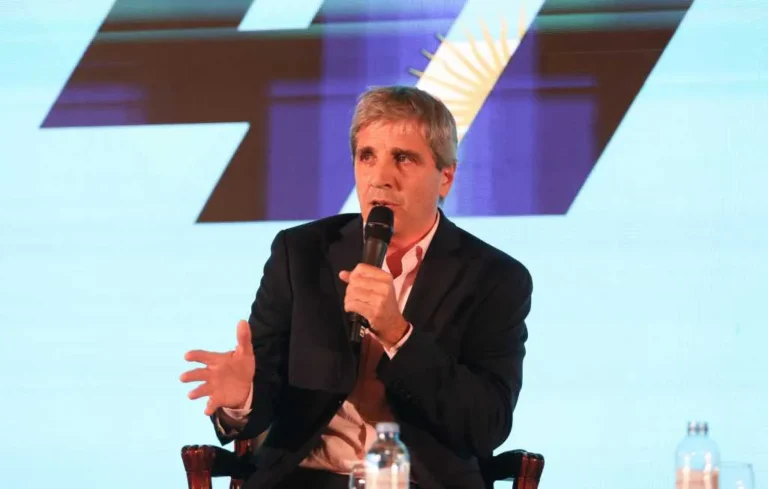 Luis Caputo ante empresarios: «La sociedad está aguantando esto, aprovechémoslo»