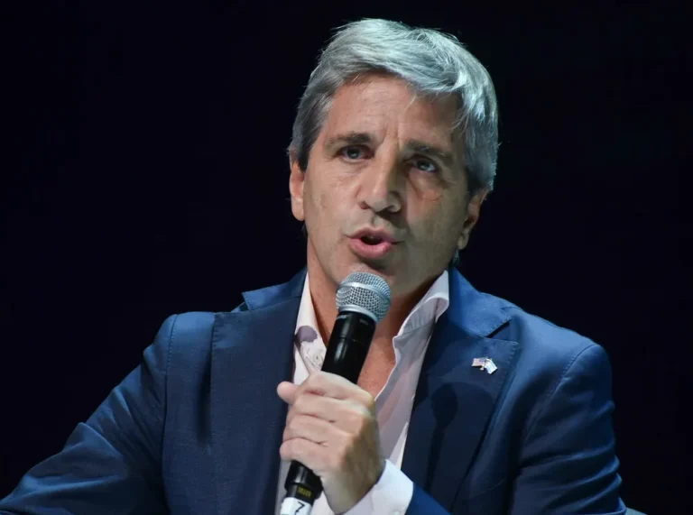 Caputo se reúne con autoridades del FMI en busca de fondos frescos para salir del cepo