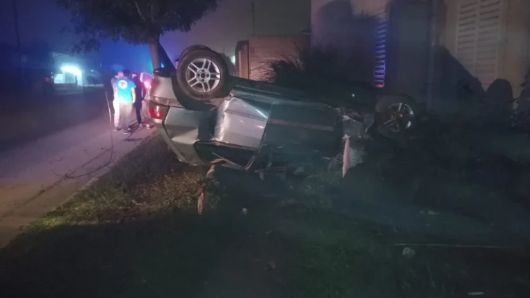 Automóvil chocó un poste y volcó en Argüello Norte: sus cuatro ocupantes están fuera de peligro
