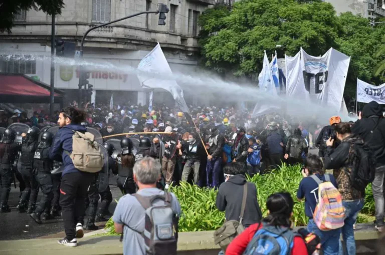 La Policía reprimió la protesta de movimientos sociales y hubo al menos 12 detenidos