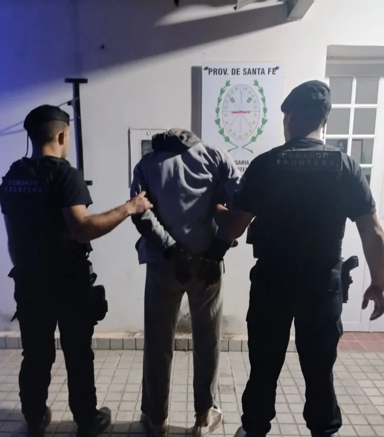 Era perseguido por la policía, se intentó esconder en la cucha del perro y lo descubrieron