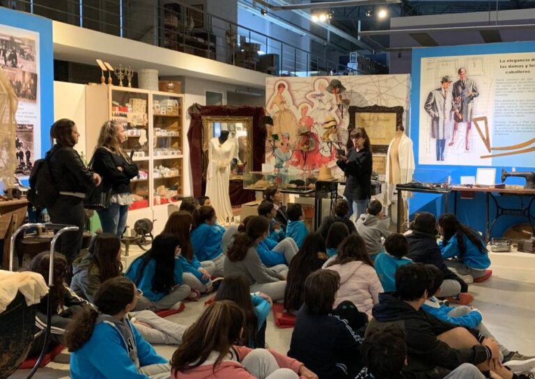Estudiantes de UCES y Escuela Proa visitan el museo histórico y archivo gráfico de la ciudad