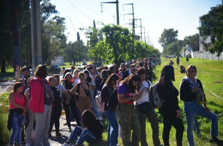 Abrió un local con precios populares en Córdoba: furor de ventas y calles colapsadas
