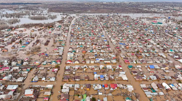 Desastre natural en Rusia: evacuaron a más de 100.000 habitantes por las peores inundaciones en décadas