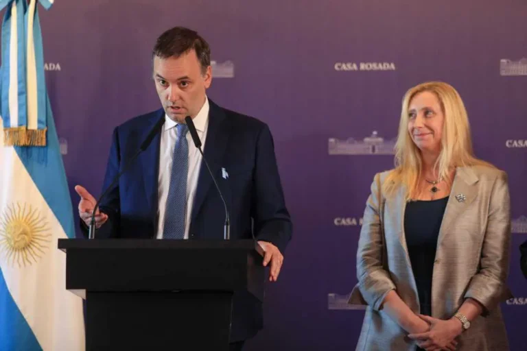 Otro salón de la Rosada renombrado: «Pueblos Originarios» se llama ahora «Héroes de Malvinas»